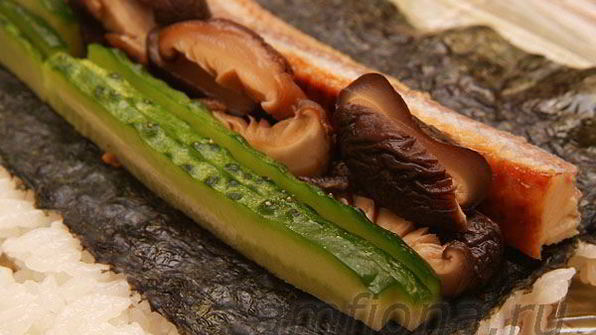 ролл с лососем, угрем и шиитаке