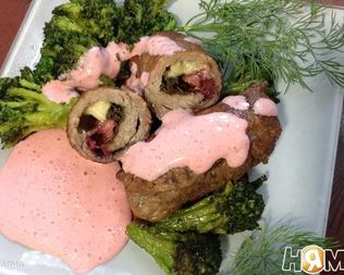 Роллы из телятины с клубничным соусом
