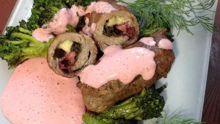 Роллы из телятины с клубничным соусом