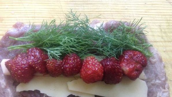 роллы из телятины с клубничным соусом