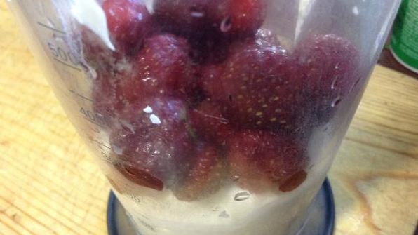 роллы из телятины с клубничным соусом