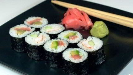 Роллы с авокадо, лососем и огурцом