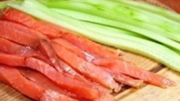 роллы с авокадо, лососем и огурцом