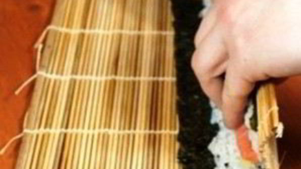 роллы с авокадо, лососем и огурцом