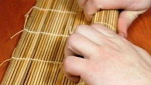 роллы с авокадо, лососем и огурцом