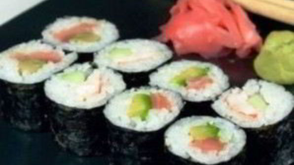 роллы с авокадо, лососем и огурцом