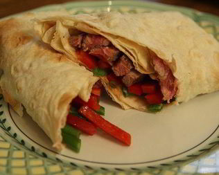 Роллы с говядиной, фасолью и сладким перцем