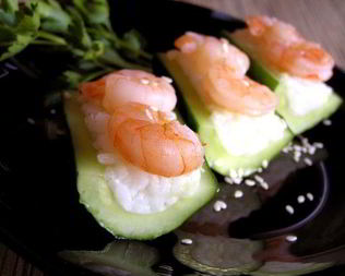 Роллы с креветками в огурцах