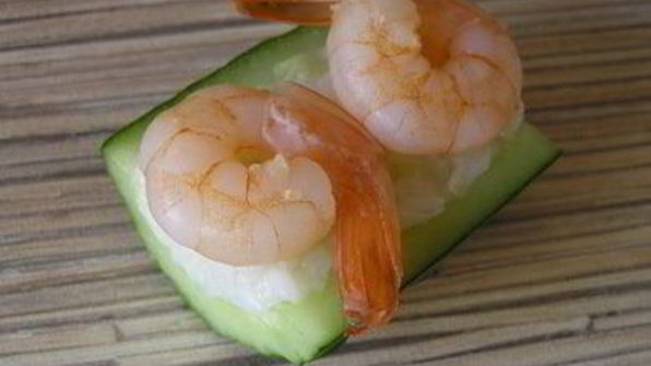 роллы с креветками в огурцах