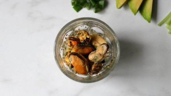 роллы с мидиями и овощами