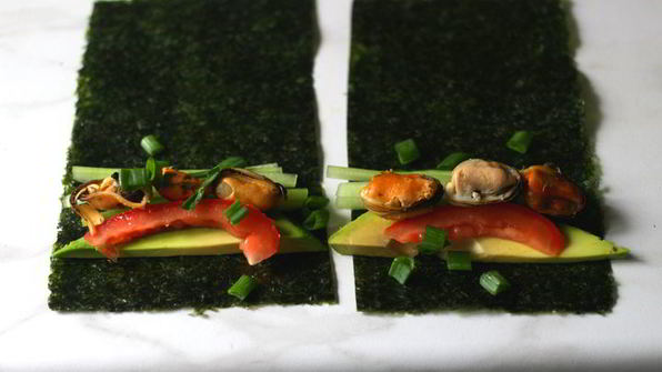 роллы с мидиями и овощами