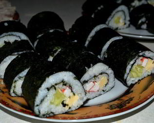 Роллы с огурцом, крабовыми палочками и сыром