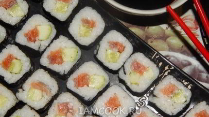 Роллы с семгой и огурцом