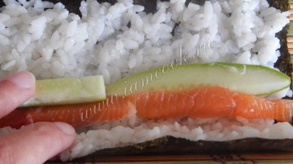 роллы с семгой и огурцом