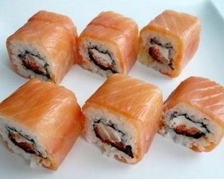 Сливочный ролл с икрой тобико