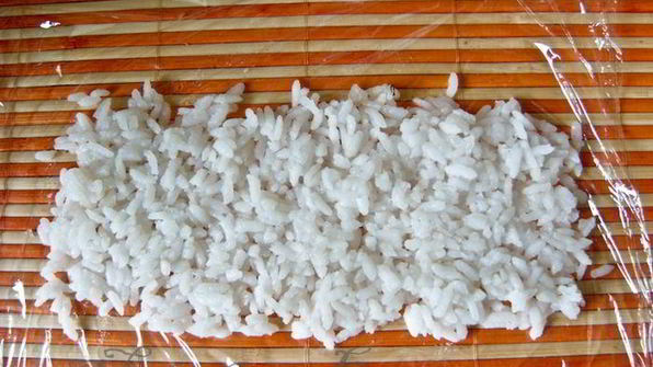 суши-ролл без нори с лососем и сыром филадельфия