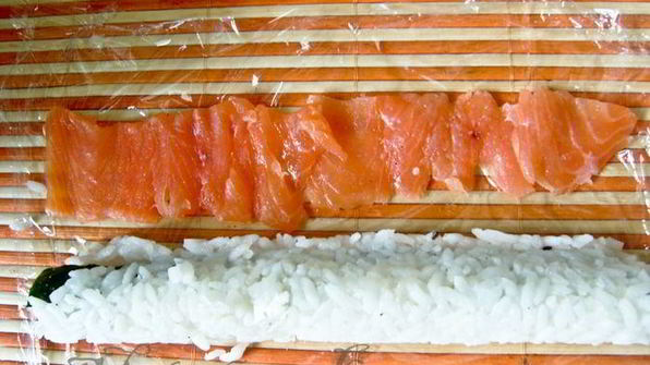 суши-ролл без нори с лососем и сыром филадельфия