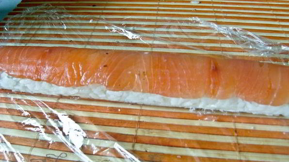 суши-ролл без нори с лососем и сыром филадельфия