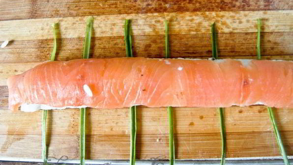 суши-ролл без нори с лососем и сыром филадельфия