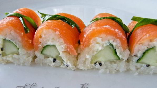 суши-ролл без нори с лососем и сыром филадельфия