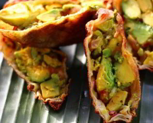 Яичный ролл с авокадо и зеленью