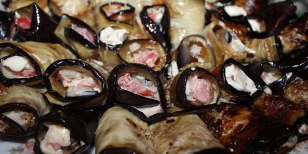 Рецепт баклажанных рулетиков с овощами и моцареллой