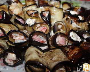 Баклажанные рулетики с овощами и моцареллой