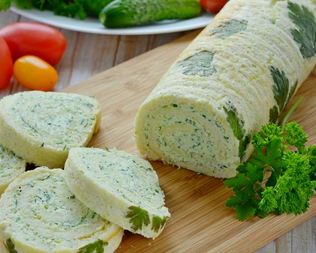 Кабачковый рулет с творожным сыром