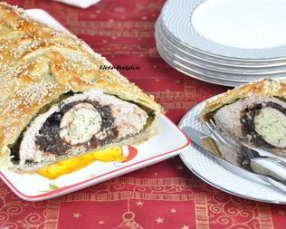 Куриный рулет с черносливом в слоеной шубке