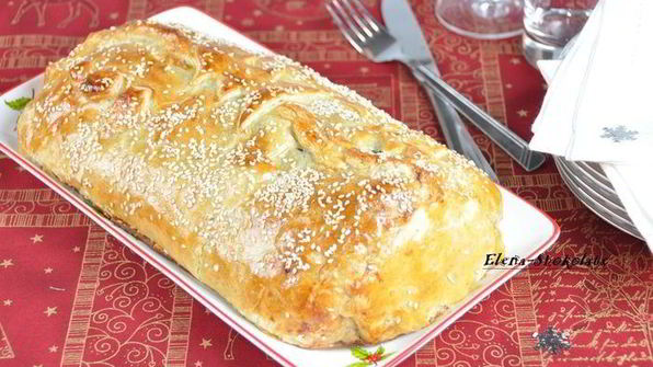 куриный рулет с черносливом в слоеной шубке