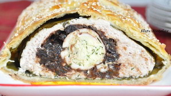 куриный рулет с черносливом в слоеной шубке