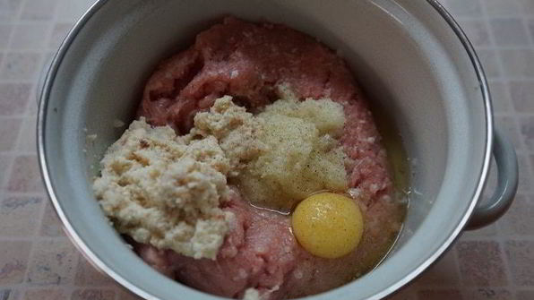 куриный рулет с черносливом в слоеной шубке