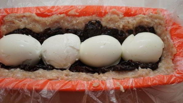 куриный рулет с черносливом в слоеной шубке