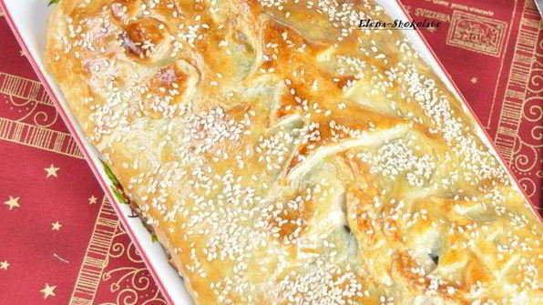 куриный рулет с черносливом в слоеной шубке