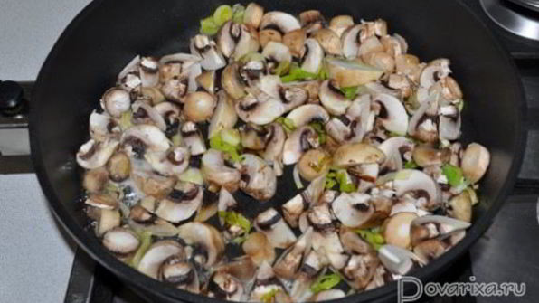 куриный рулет с грибами и луком-пореем