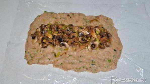 куриный рулет с грибами и луком-пореем