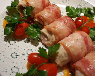 Куриные рулетики в беконе