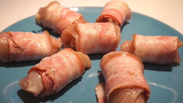куриные рулетики в беконе