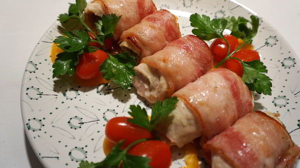 куриные рулетики в беконе