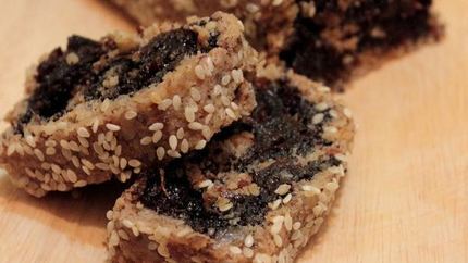 Маковый рулет с орехами и сухофруктами