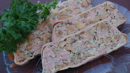 Мясной рулет с лисичками