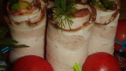 Мясные рулетики из грудинки