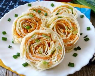 Рулет из лаваша с корейской морковью и зеленым луком