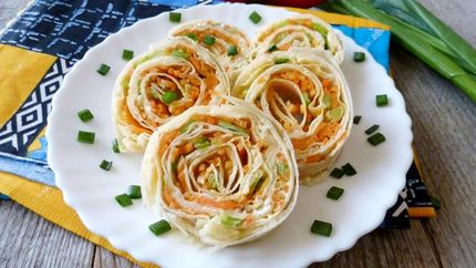 Рулет из лаваша с корейской морковью и зеленым луком
