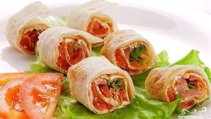 Рулет из лаваша с помидорами