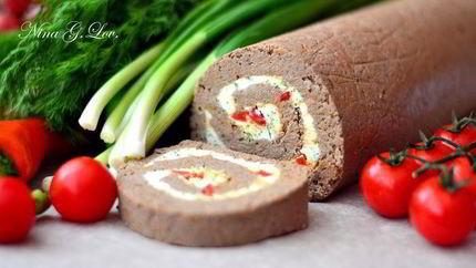 Рулет из отварной печени с пикантной сливочной начинкой