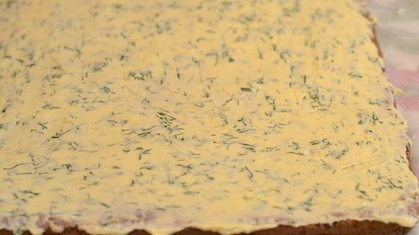 рулет из отварной печени с пикантной сливочной начинкой