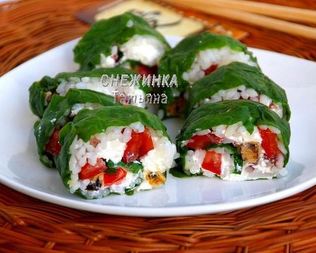 Рулет из шпината с рисом и морепродуктами