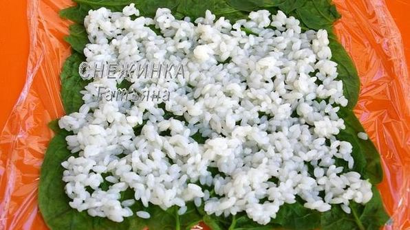 рулет из шпината с рисом и морепродуктами