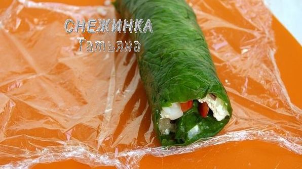 рулет из шпината с рисом и морепродуктами